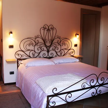La Casa Di Chiara Bed & Breakfast 4*